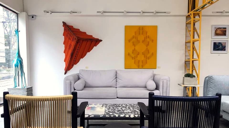 Sala de exhibición con mobiliario y objetos de diseño de Cosas Raras